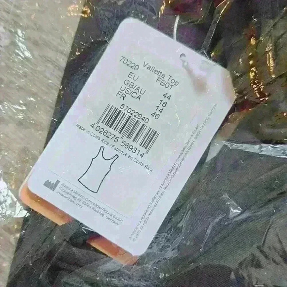 NWT! Women's top - Picture 2 of 2